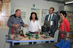 In der CNC-Werkstatt wünschte Waltraud Wolff dem Bfw-Mitarbeiter Holger Heinsdorf (links) und seinen Schülern 'stets flinke Hände und eine gute Feinmotorik'