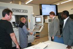 Im Gespräch mit dem Ausbilder Holger Heinsdorf (Mitte) lernten sie die computergestützte Dreh- und Fräsmaschine kennen.