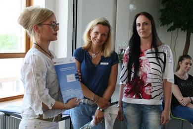Brigitte Killian, Leiterin Qualifizierung und Michaela Althoff, Leiterin Reha- und Integrationsmanagement, gratulierten den Absolventen stellvertretend für das gesamte Bfw Sachsen-Anhalt.
