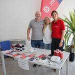 drei Personen an einem Informationsstand der Johanniter