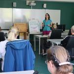 sprechende Person vor Menschen