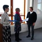 Teamleiterinnen übergeben einer der Jahrgangsbesten die Auszeichnung