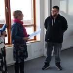 Teamleiterinnen übergeben einem der Jahrgangsbesten die Auszeichnung