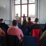 Blick auf die sprechenden Teamleiterinnen zu den Teilnehmenden