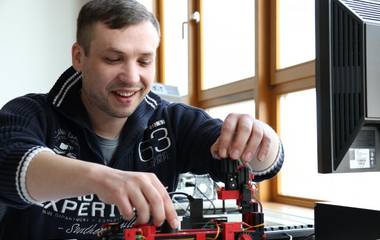 Der 33-Jährige Alexander Mett macht eine Umschulung zum Elektroniker für Geräte und Systeme.